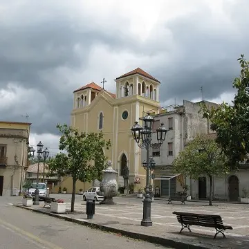 Varapodio, un cittadino mostra il cantiere di un paese in rinascita