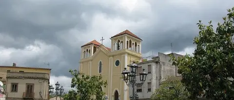 Varapodio, un cittadino mostra il cantiere di un paese in rinascita