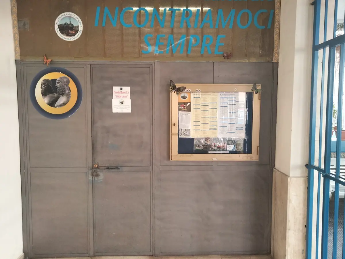 Reggio, la libreria e il piccolo museo Pietro Germi presso la sede di Incontriamoci sempre