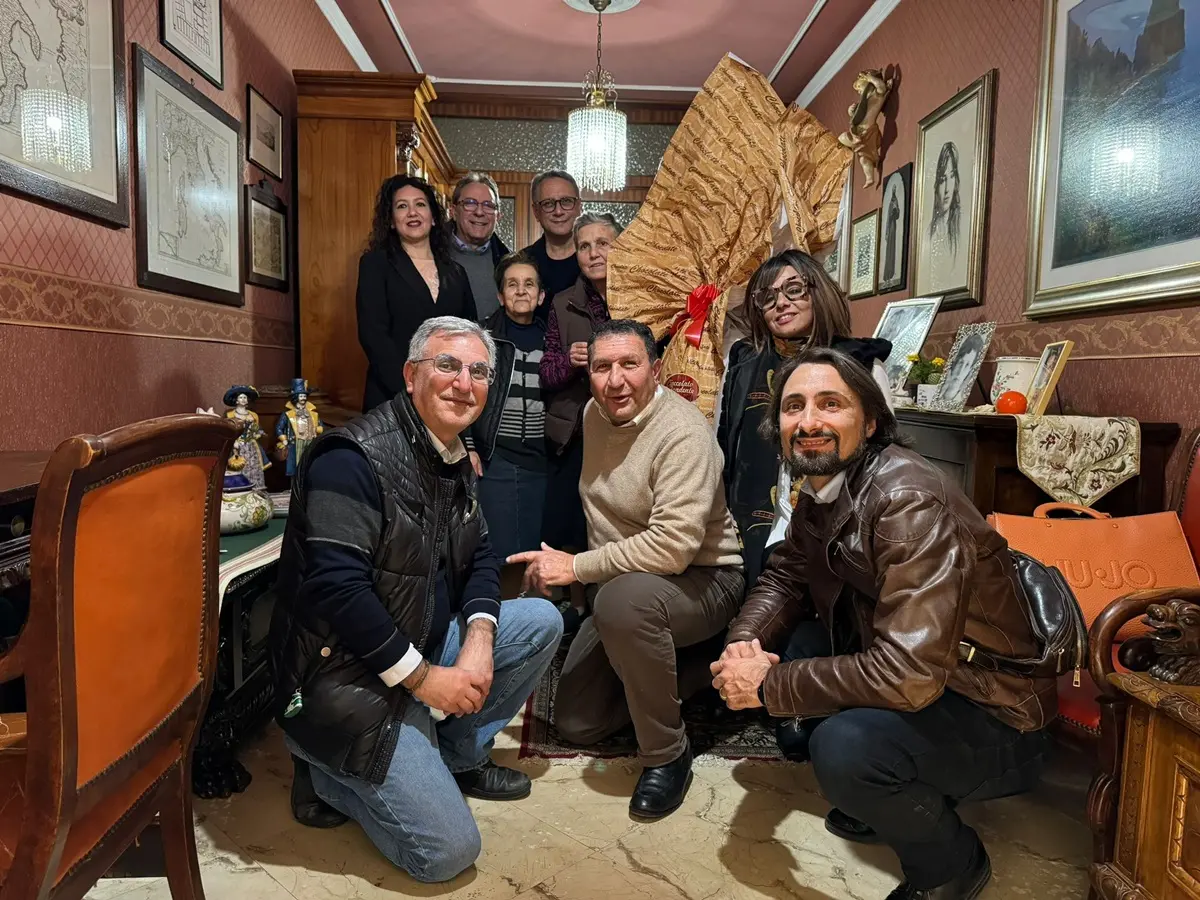 Reggio, Fratelli d'Italia regala un uovo di Pasqua di 5kg ai bambini di villa Betania