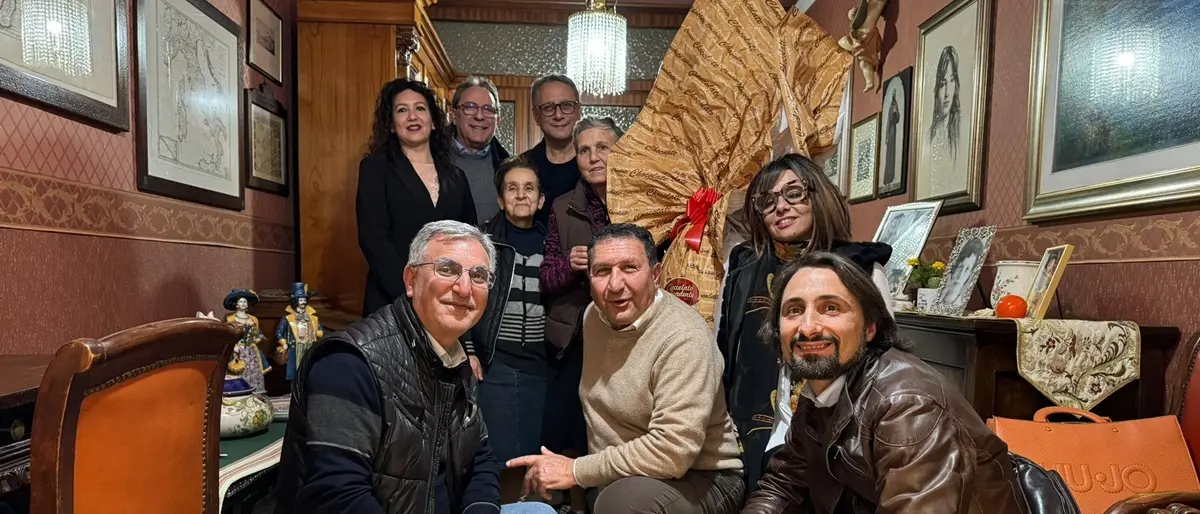 Reggio, Fratelli d'Italia regala un uovo di Pasqua di 5kg ai bambini di villa Betania