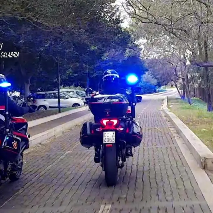 Reggio, anziano derubato della pensione: interviene un cittadino e una delle due donne responsabili viene denunciata