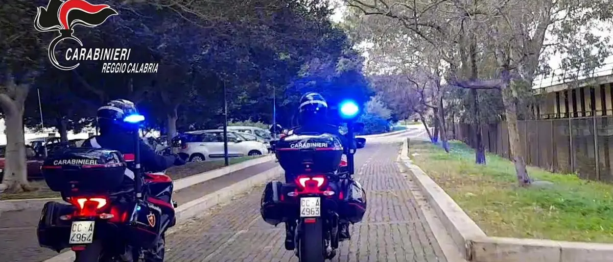 Reggio, anziano derubato della pensione: interviene un cittadino e una delle due donne responsabili viene denunciata