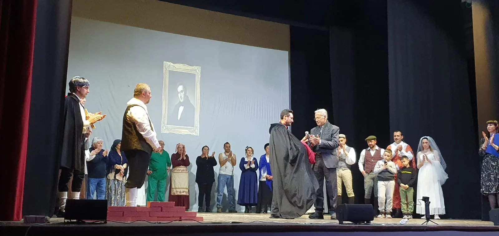 Sì è conclusa al Cineteatro Sciarrone \"I Promessi Sposi\" parodia scritta da Damiano Tripodi