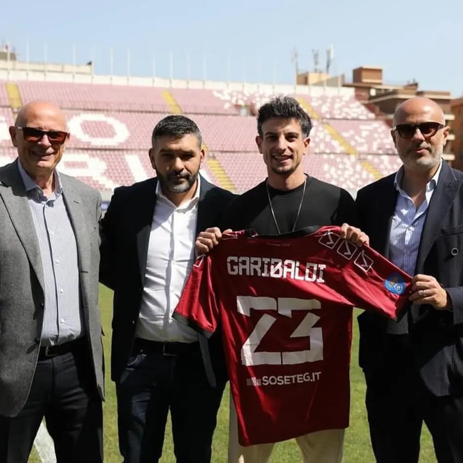 Dal Grande Fratello al Granillo, Giuseppe Garibaldi premiato con la maglia amaranto