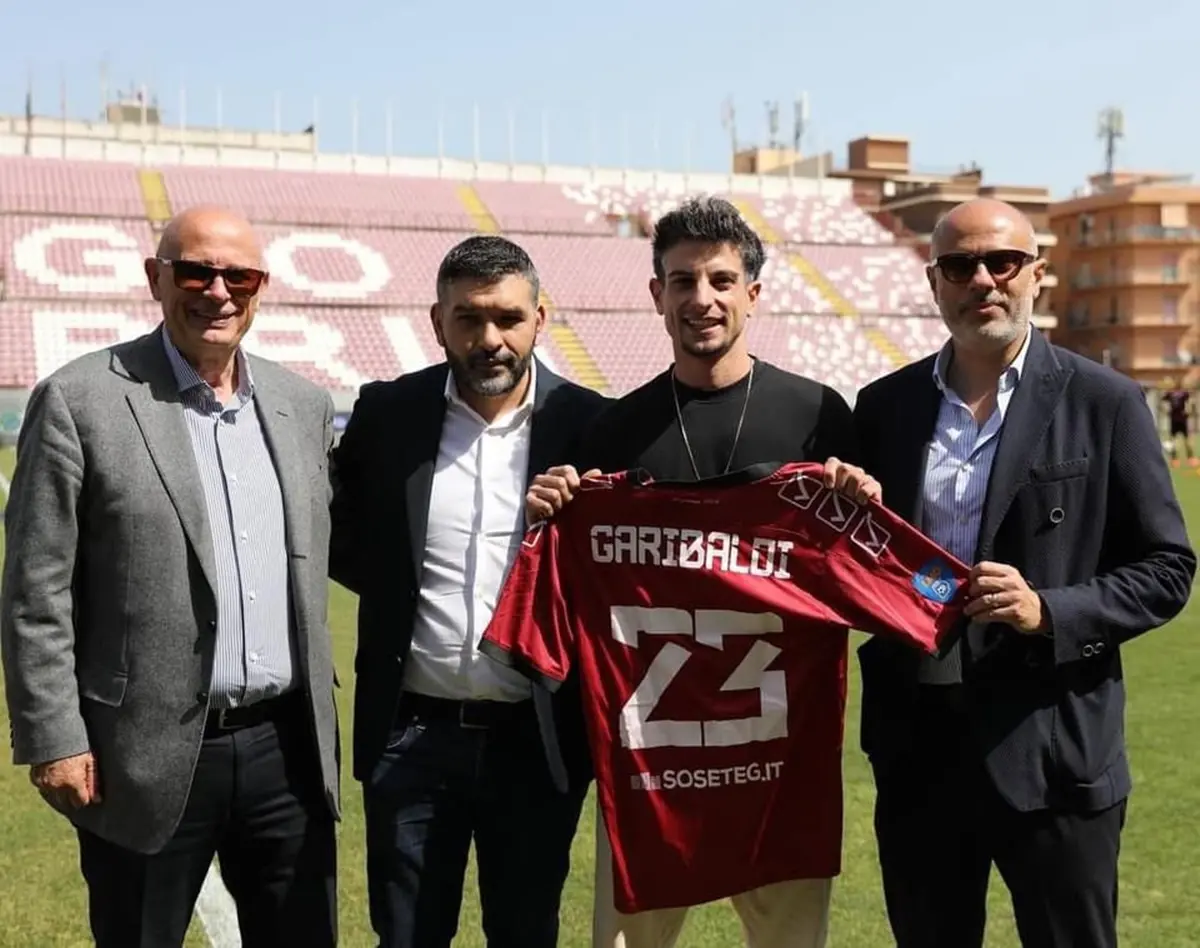 Dal Grande Fratello al Granillo, Giuseppe Garibaldi premiato con la maglia amaranto