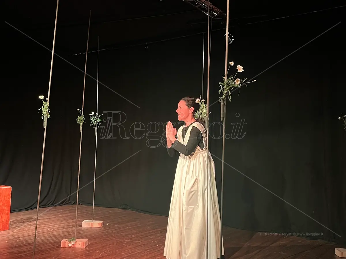 Reggio, approdano in teatro il dramma e la speranza dei migranti sepolti nel cimitero di A(r)mo - FOTO e VIDEO