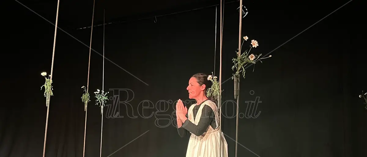 Reggio, approdano in teatro il dramma e la speranza dei migranti sepolti nel cimitero di A(r)mo - FOTO e VIDEO