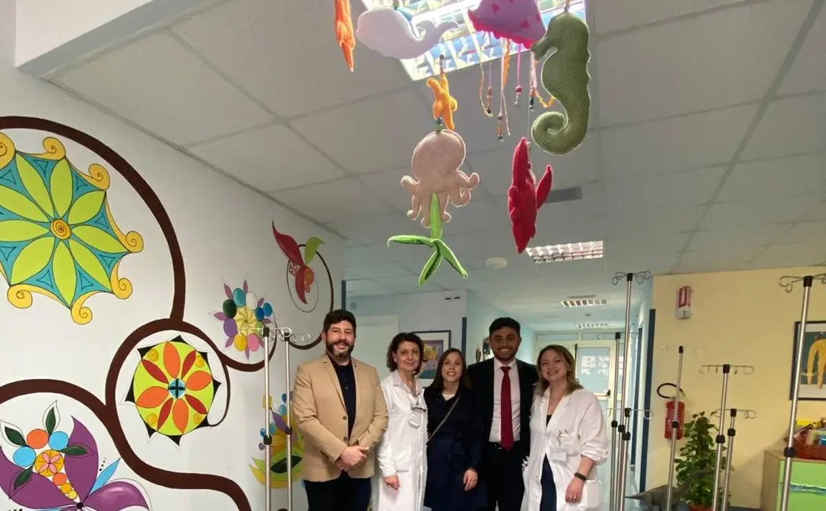 Reggio, il Comune dona 12 aste porta flebo alla Uosd di Oncoematologia Pediatrica del Gom