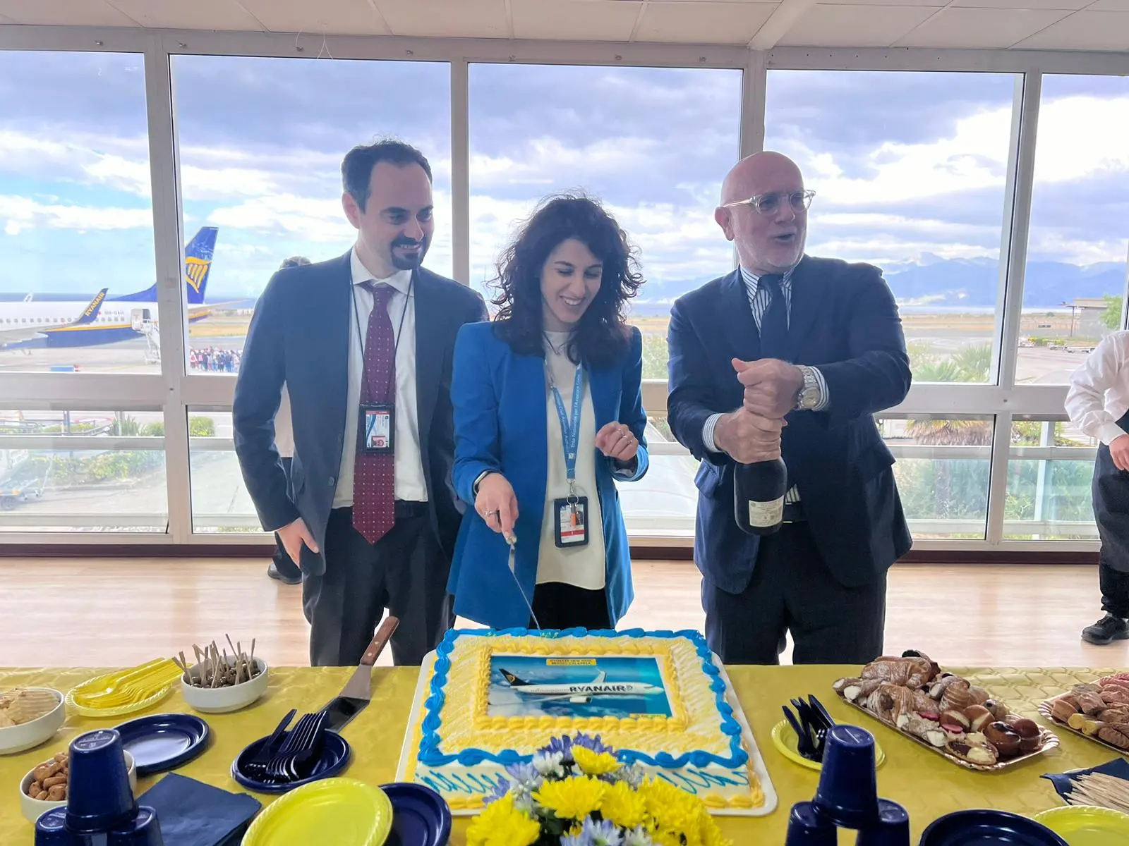 Reggio, battesimo del volo per Ryanair. Bologna e Venezia al completo - VIDEO - FOTO