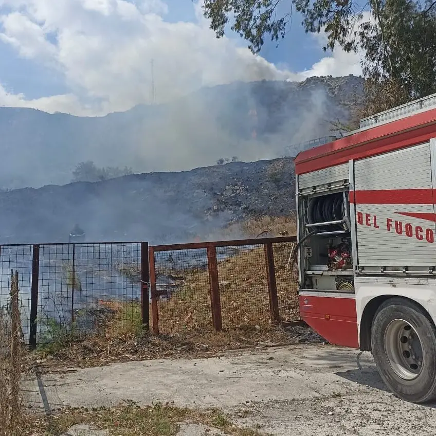 A Bova Marina fiamme vicino alle case: è già emergenza incendi