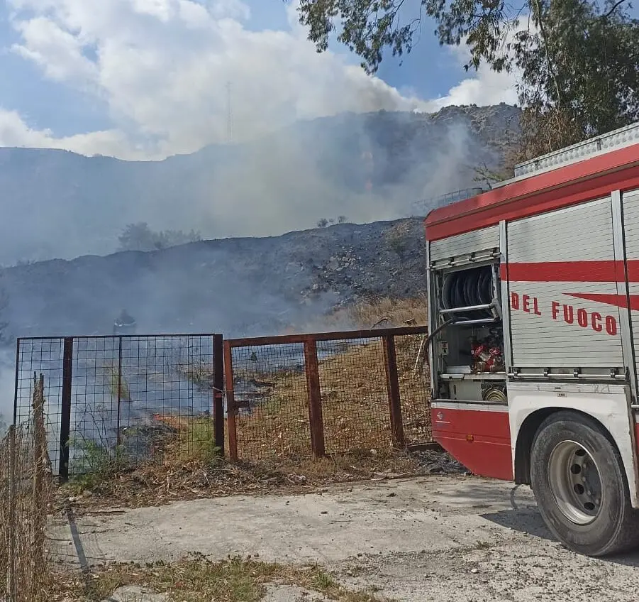 A Bova Marina fiamme vicino alle case: è già emergenza incendi
