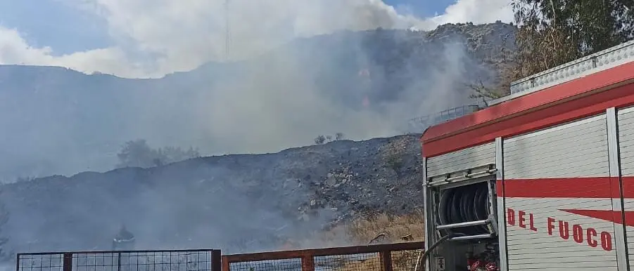 A Bova Marina fiamme vicino alle case: è già emergenza incendi