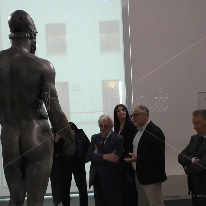 Reggio, Giancarlo Giannini al Museo: «I Bronzi sono bellissimi e misteriosi» - VIDEO