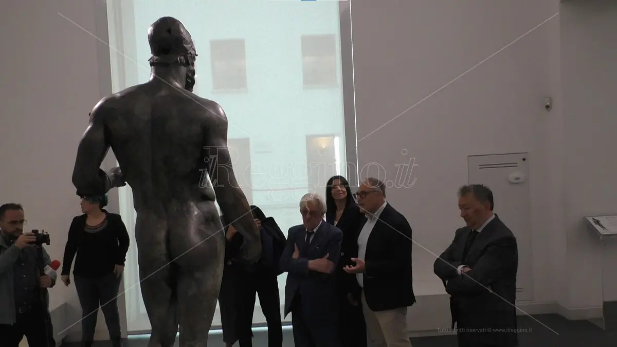 Reggio, Giancarlo Giannini al Museo: «I Bronzi sono bellissimi e misteriosi» - VIDEO