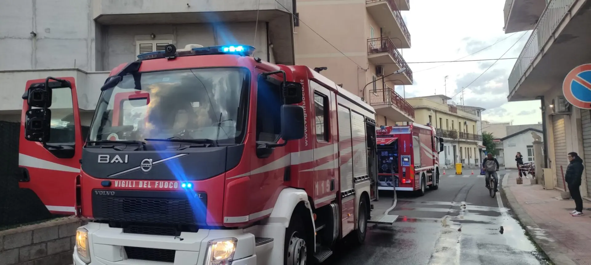 Siderno, incendio in una abitazione: famiglia evacuata e ingenti danni alla struttura