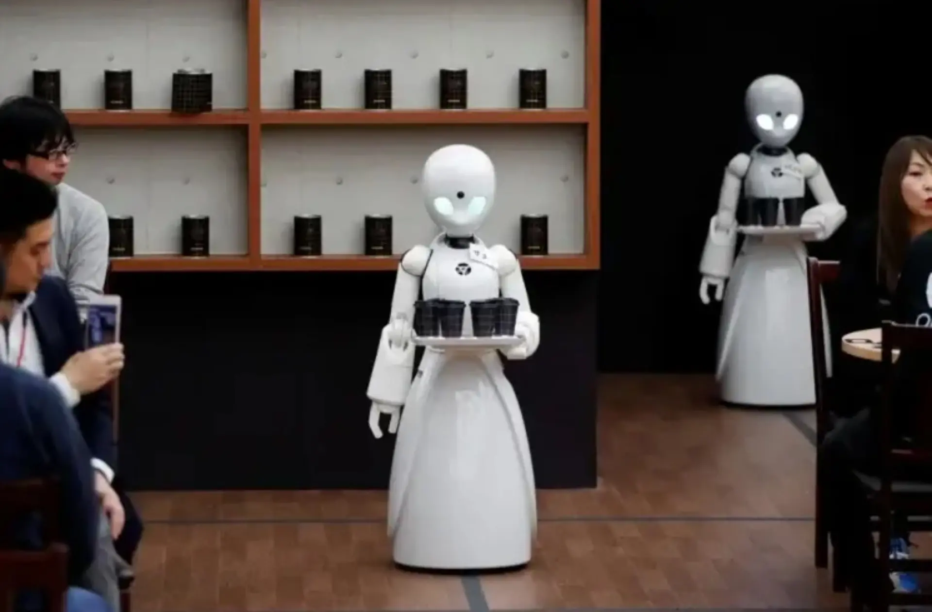 Nei ristoranti reggini arriva Bob, il cameriere robot. Ed è subito polemica