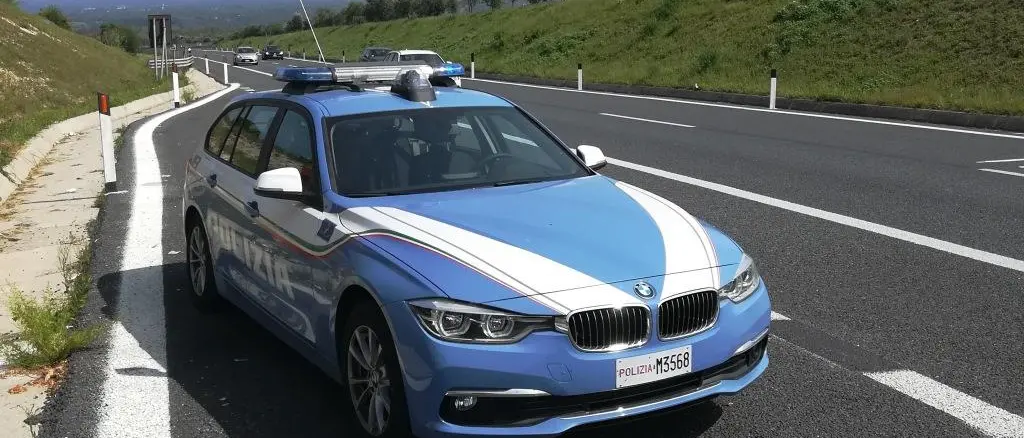 Donna muore investita da un furgone mentre attraversa la strada