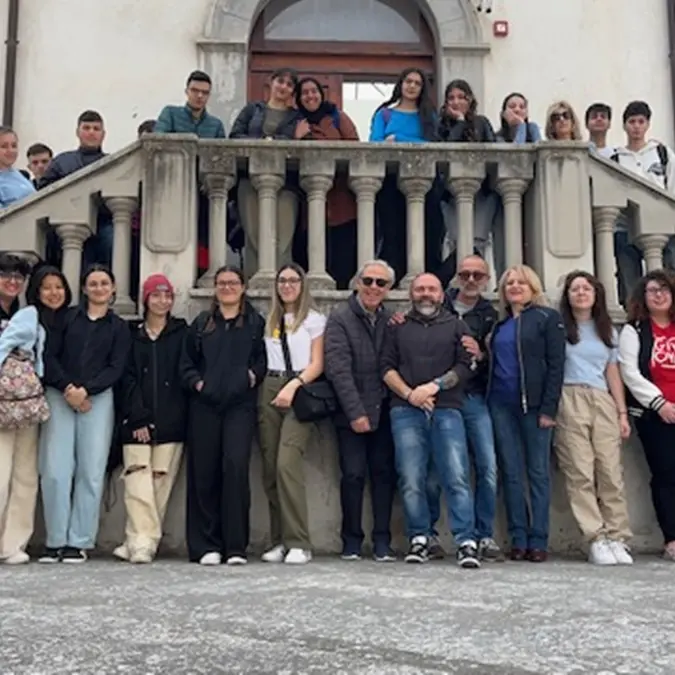 Reggio, giovani dipingono scorci di Sambatello