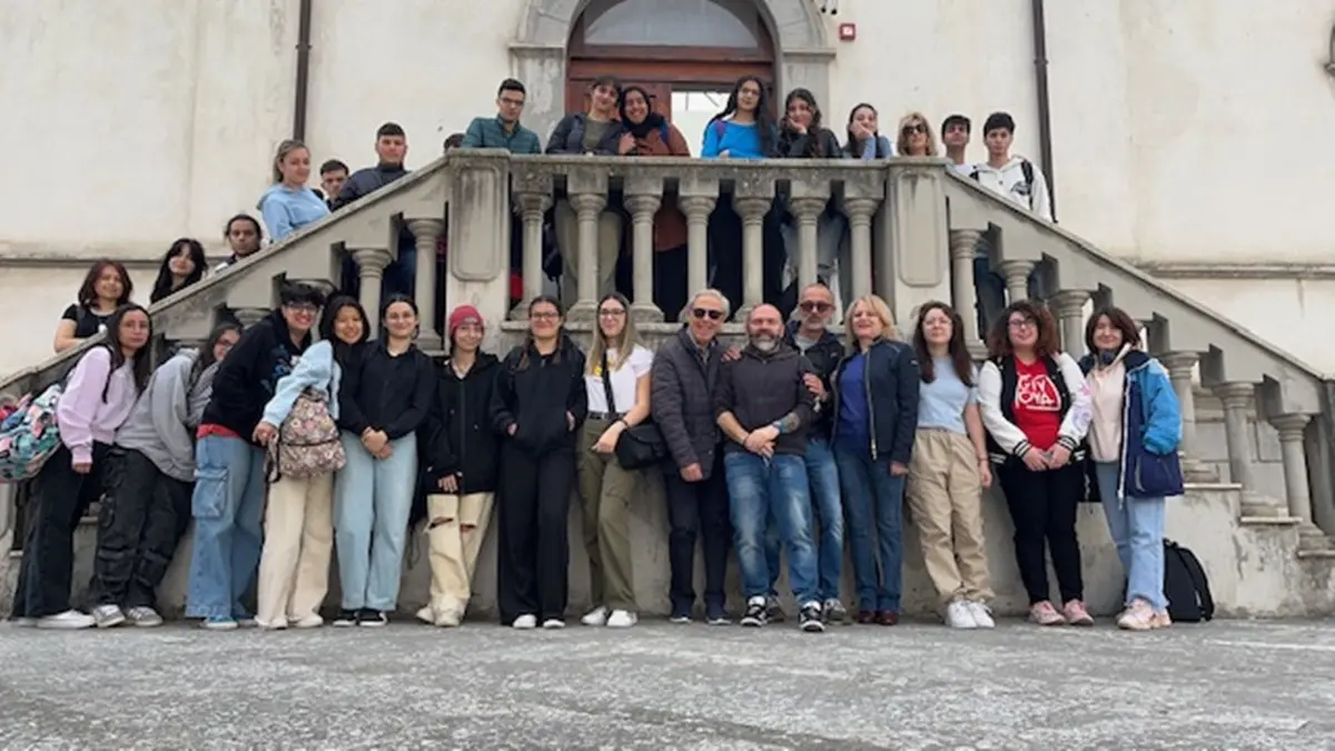 Reggio, giovani dipingono scorci di Sambatello