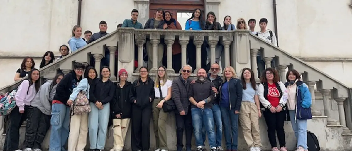 Reggio, giovani dipingono scorci di Sambatello