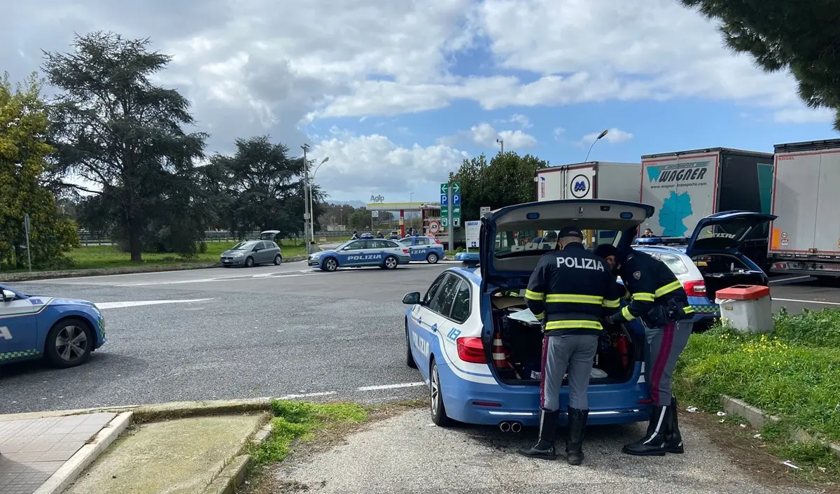 Rosarno, la polizia stradale blocca carico di latte non idoneo al consumo