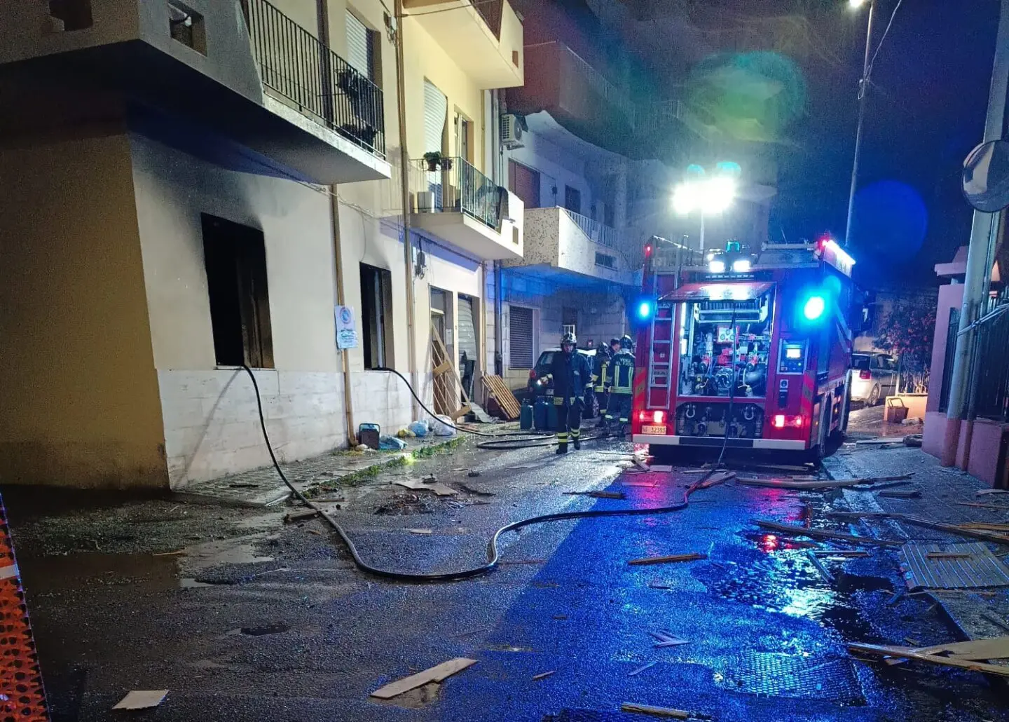 Reggio, un ferito nell'esplosione a Sbarre: Vigili del fuoco ancora a lavoro