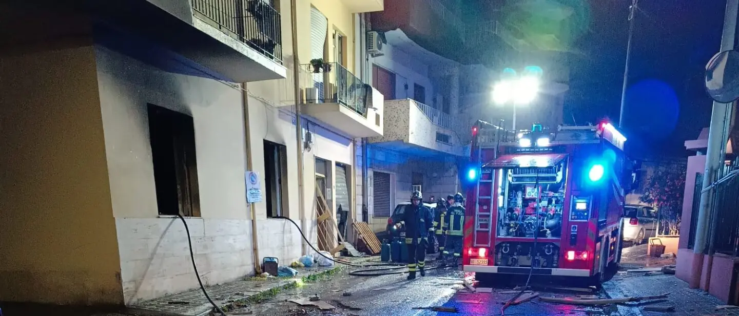 Reggio, un ferito nell'esplosione a Sbarre: Vigili del fuoco ancora a lavoro