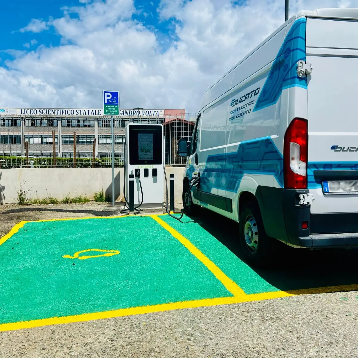 Reggio, 'Volta' sempre più green: Arriva la prima colonnina elettrica