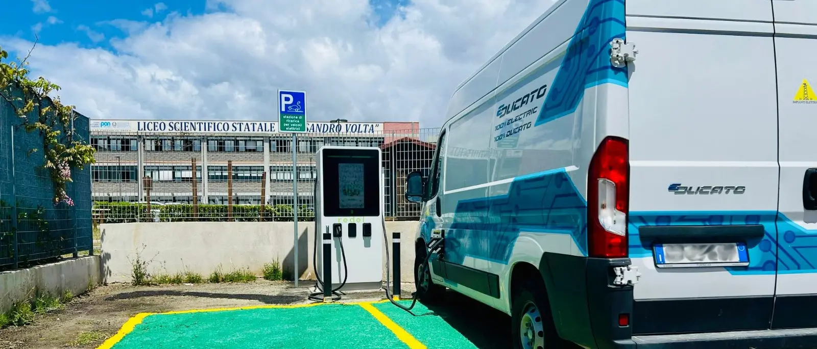 Reggio, 'Volta' sempre più green: Arriva la prima colonnina elettrica