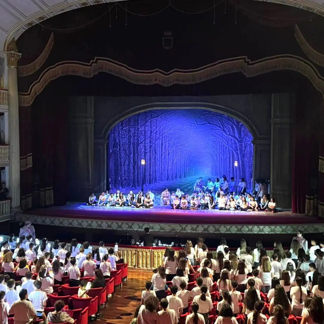 Duemila studenti e quattrocento insegnanti di Reggio Calabria sul palco del Teatro Francesco Cilea per \"La Bohème\"