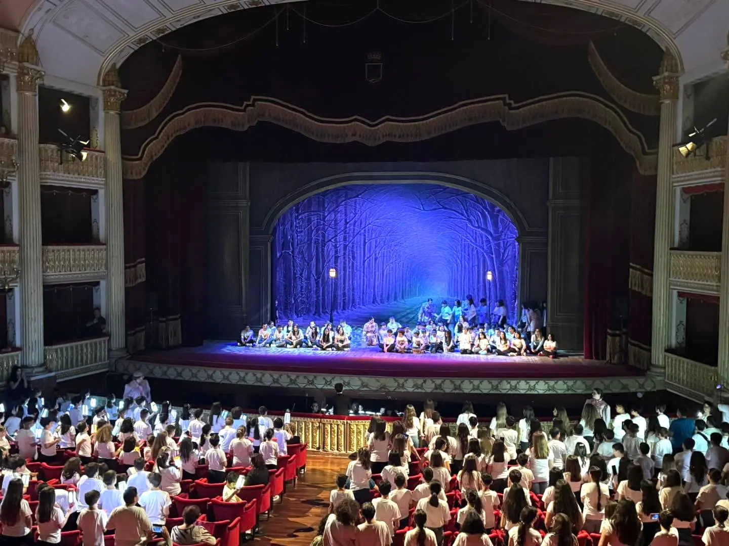 Duemila studenti e quattrocento insegnanti di Reggio Calabria sul palco del Teatro Francesco Cilea per \"La Bohème\"