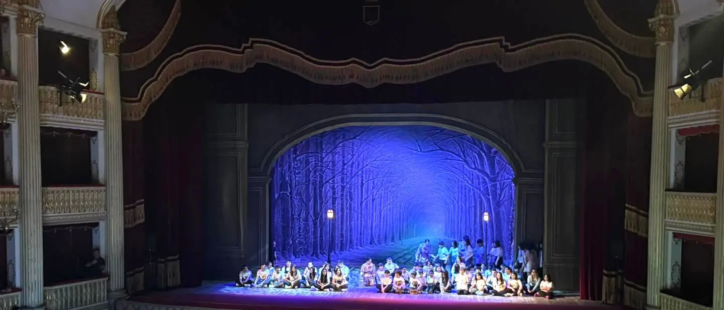 Duemila studenti e quattrocento insegnanti di Reggio Calabria sul palco del Teatro Francesco Cilea per \"La Bohème\"