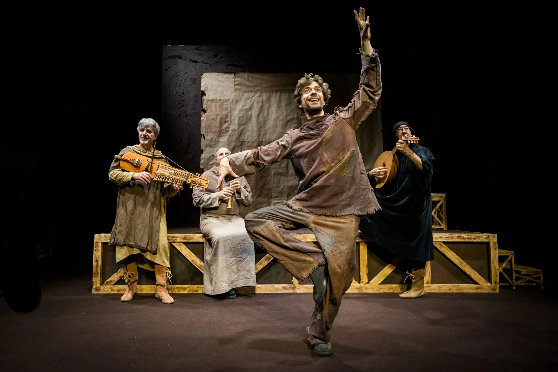 Attesa al Catonateatro per lo spettacolo su San Francesco D'Assisi