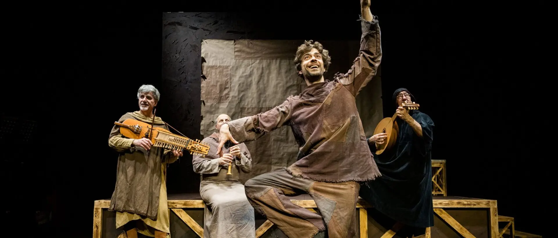 Attesa al Catonateatro per lo spettacolo su San Francesco D'Assisi