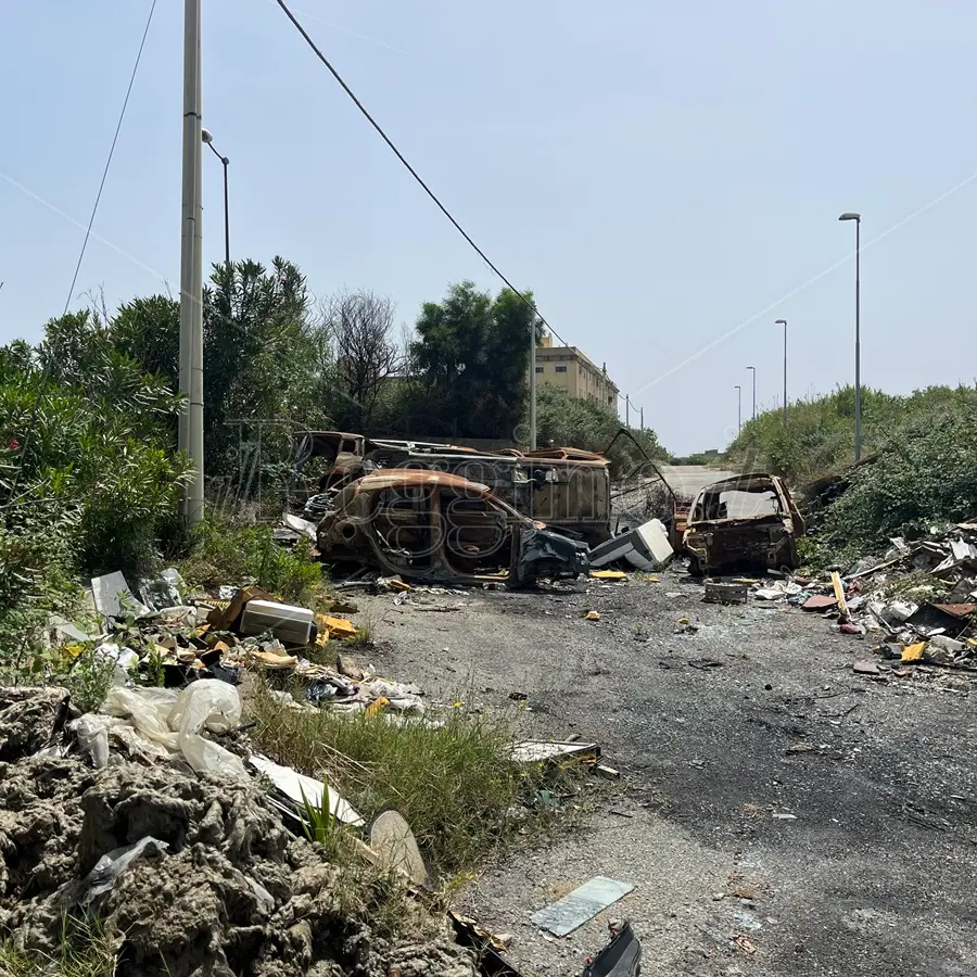 Reggio, Arghillà nord tra rifiuti raccolti e altri ammassati: può esistere un altro destino per questo quartiere? - FOTO