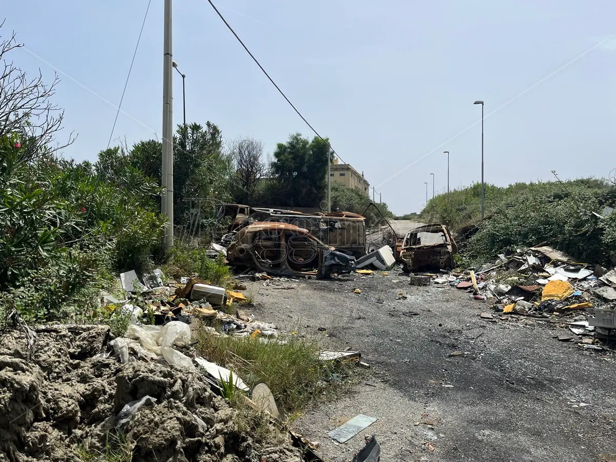 Reggio, Arghillà nord tra rifiuti raccolti e altri ammassati: può esistere un altro destino per questo quartiere? - FOTO