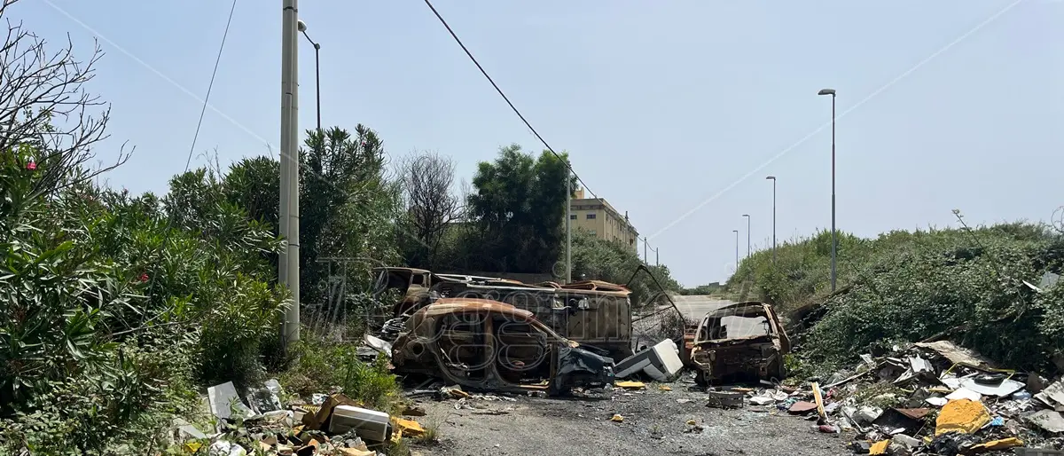Reggio, Arghillà nord tra rifiuti raccolti e altri ammassati: può esistere un altro destino per questo quartiere? - FOTO