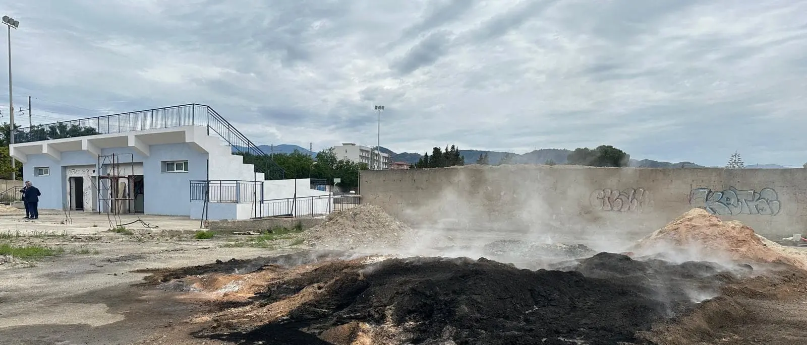Incendiato il campo sportivo di Catona, Falcomatà: «O ci ribelliamo o ci rassegniamo a questo schifo»