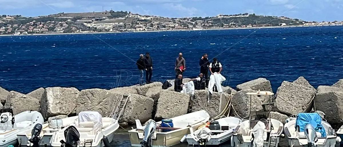 Villa, pescatore rinviene tra gli scogli uno zaino con dentro il corpo esanime di una neonata - FOTO E VIDEO