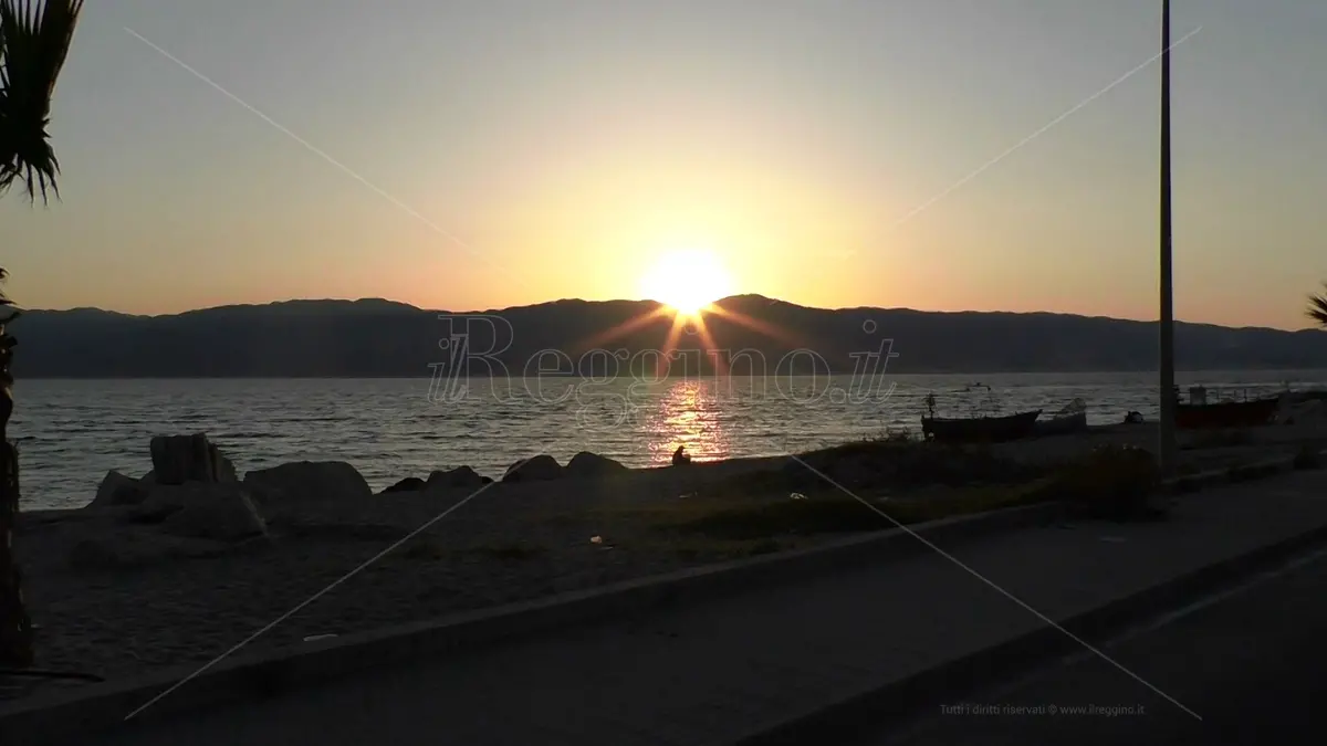 Balneazione vietata in tre tratti del litorale di Reggio: ordinanza del sindaco per inquinamento