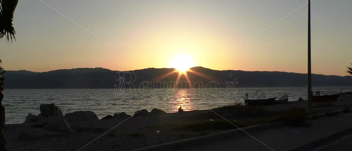 Balneazione vietata in tre tratti del litorale di Reggio: ordinanza del sindaco per inquinamento