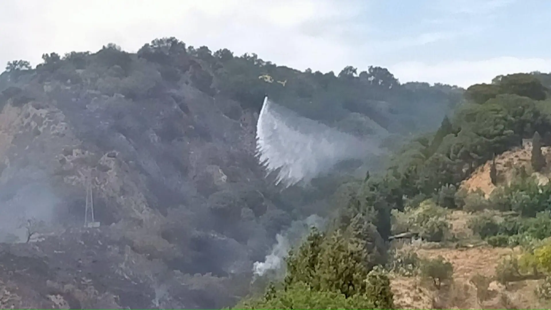 Fuoco sulle montagne di Gioiosa Jonica, in azione due elicotteri