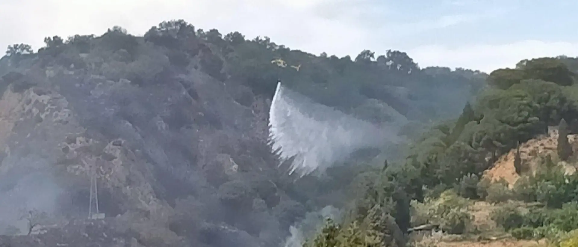 Fuoco sulle montagne di Gioiosa Jonica, in azione due elicotteri