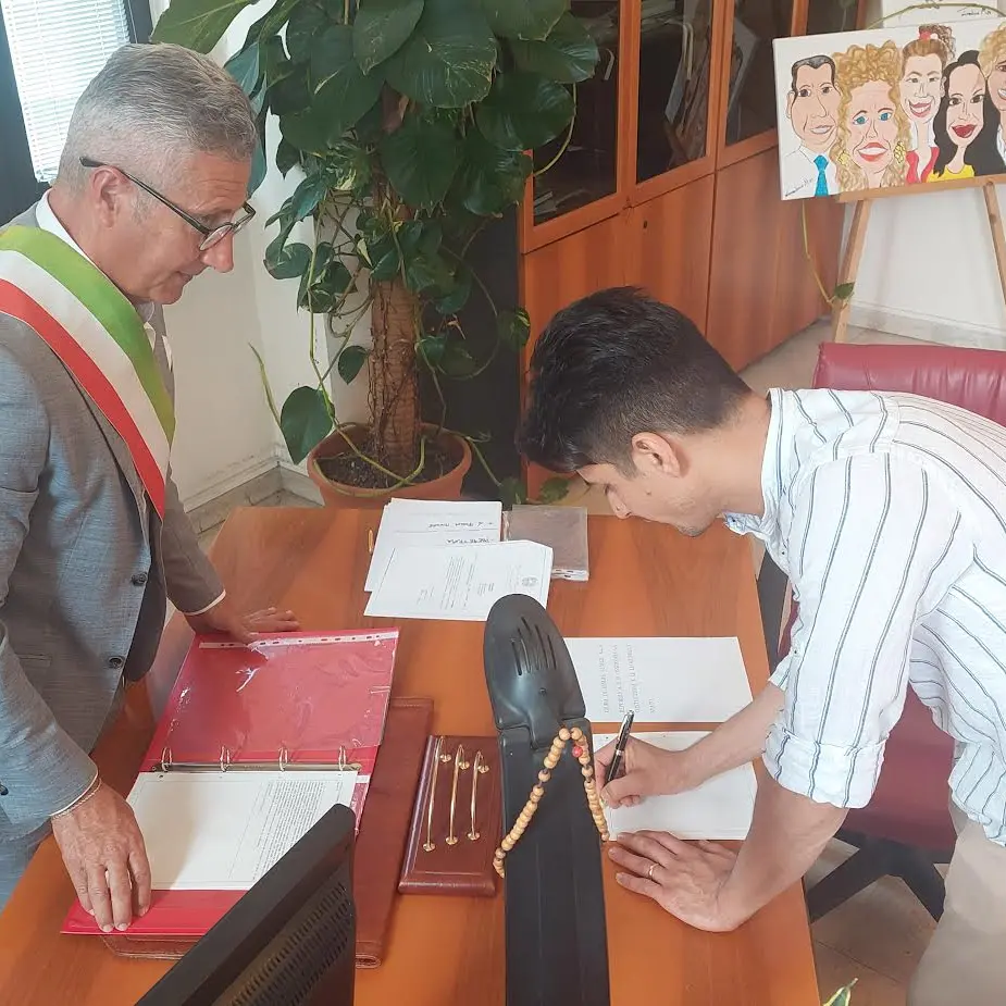 Taurianova, da clandestino a cittadino italiano, la favola di Hamid si corona con il giuramento davanti al sindaco Biasi