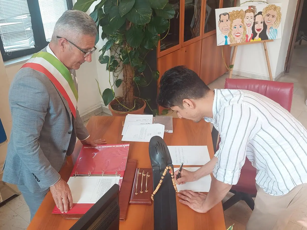 Taurianova, da clandestino a cittadino italiano, la favola di Hamid si corona con il giuramento davanti al sindaco Biasi