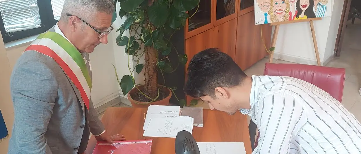 Taurianova, da clandestino a cittadino italiano, la favola di Hamid si corona con il giuramento davanti al sindaco Biasi