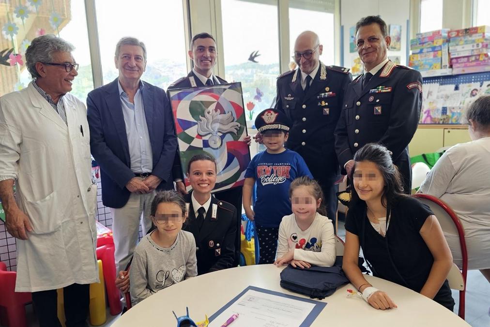 Reggio, carabinieri in visita nel reparto di pediatria del Gom