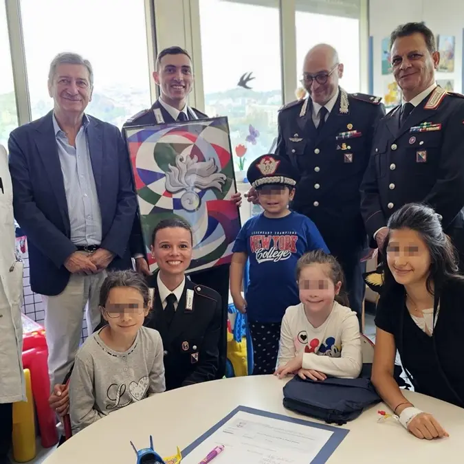 Reggio, carabinieri in visita nel reparto di pediatria del Gom
