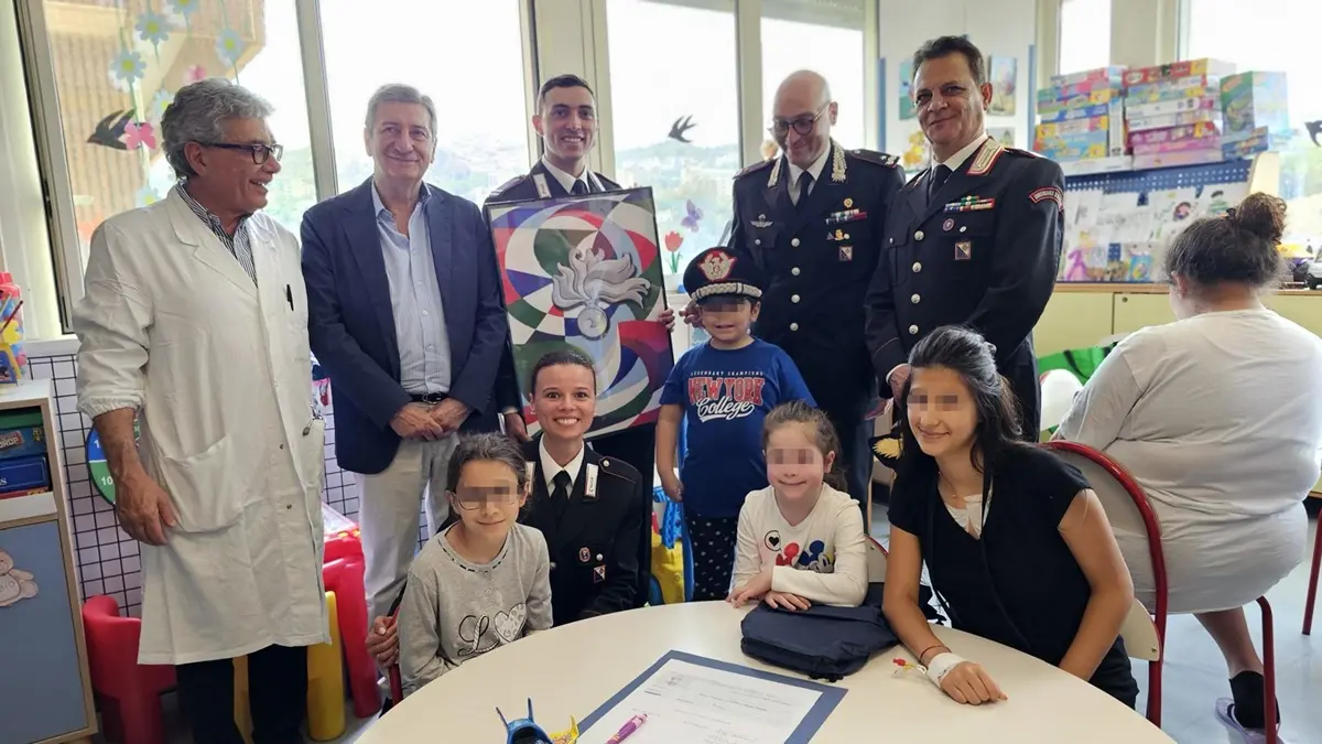 Reggio, carabinieri in visita nel reparto di pediatria del Gom